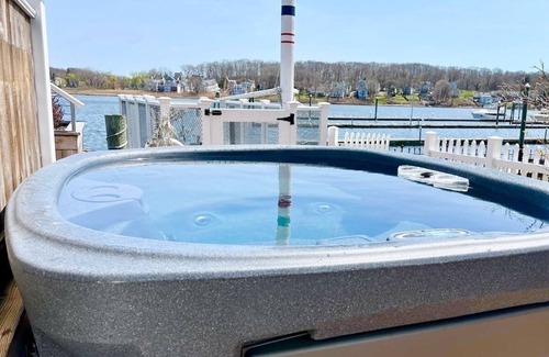 Fair Haven House | Beautiful cozy home w jacuzzi & dock for boat