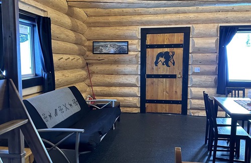 Lac La Hache Cabin | Beautiful cozy log cabin getaway