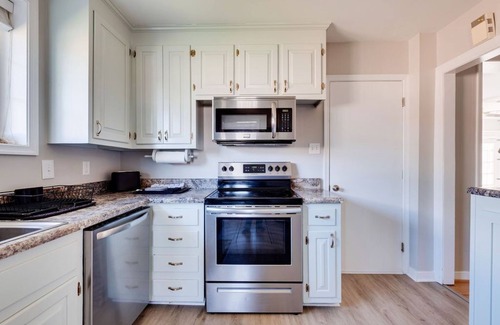 Richmond House | Beautiful, cozy ranch home! Private backyard!
