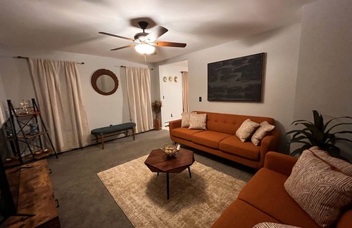 Silver Lane House | Beautiful cozy2 bedrooms located in a safe community just minutes from downtown.