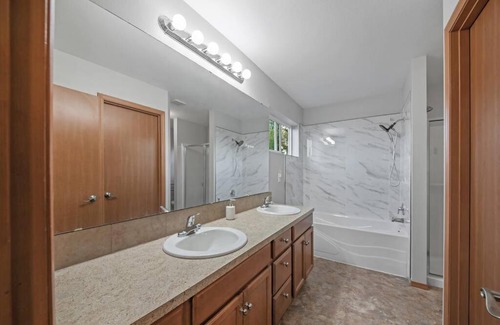 Holly Villa | Beautiful craftsman style 4BDs, 2.5Baths Townhome
