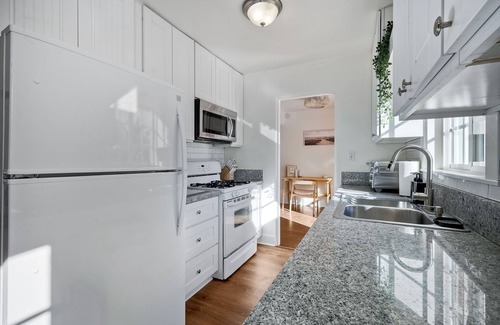 Lemon Grove House | Beautiful Craftsman home w/putting green, king size bed-10 min from Balboa Park