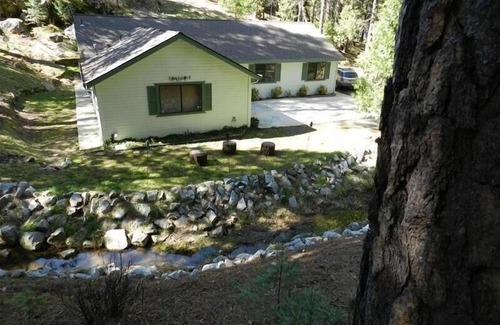 Mariposa House | Beautiful Creekside Home in Mariposa Pines Close to Yosemite. No cleaning fee.