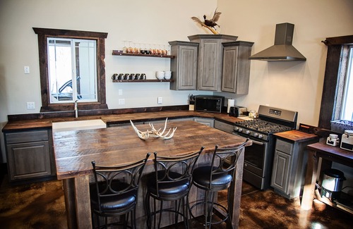Kasbeer House | Beautiful Custom Built Lodge (4,600 SQ FT)