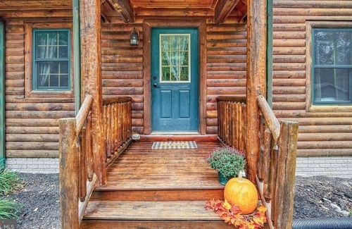 Orrtanna Cabin | Beautiful Custom Built Log Home with Jacuzzi