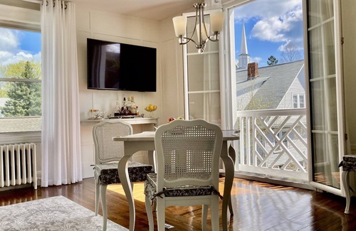 Quincy Apartment | Beautiful Designer Curated Apartment mins walk to Beach & Subway