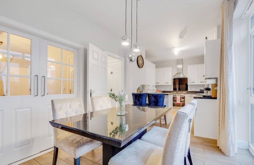 Bletchley House | Beautiful Detached House by The Lakes Free Parking Smart TVs Fast Wifi