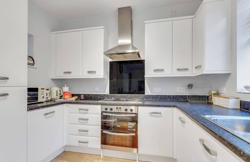 Bletchley House | Beautiful Detached House by The Lakes Free Parking Smart TVs Fast Wifi