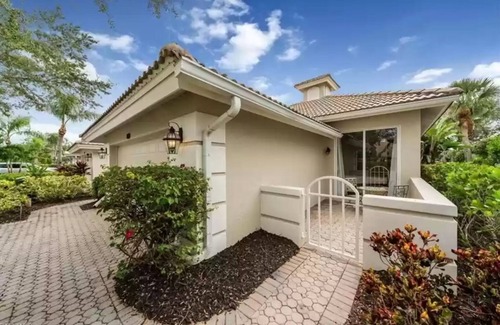 Naples House | Beautiful Detached Home in Fiddlers Creek on the Golf Course