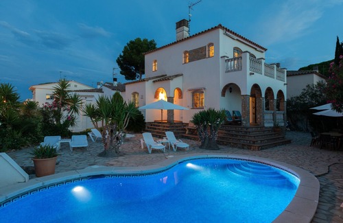 L'Escala Villa | Beautiful Detached Villa with Private Pool, Air Conditioning & Free WIFI