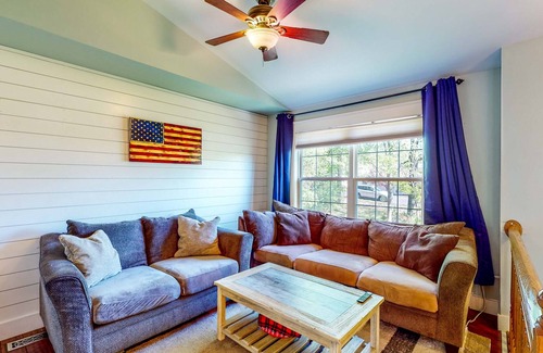 Mount Victoria House | Beautiful Dog-Friendly Retreat with Spacious Deck