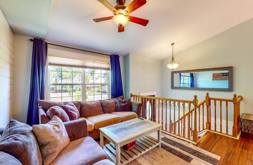 Mount Victoria House | Beautiful Dog-Friendly Retreat with Spacious Deck