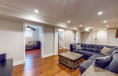 Mount Victoria House | Beautiful Dog-Friendly Retreat with Spacious Deck