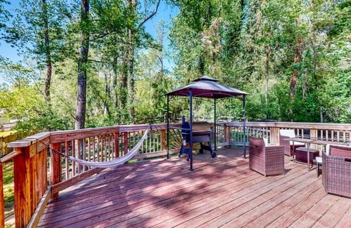 Mount Victoria House | Beautiful Dog-Friendly Retreat with Spacious Deck
