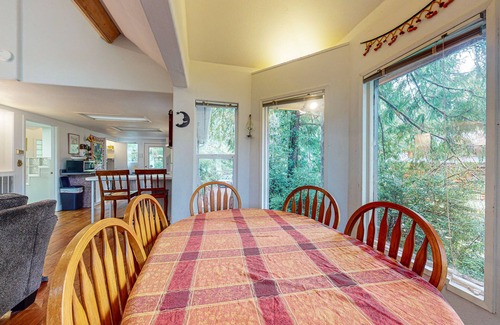 Florence Apartment | Beautiful Dog-Friendly Home on the Lake - Great Views & Private Dock
