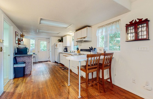 Florence Apartment | Beautiful Dog-Friendly Home on the Lake - Great Views & Private Dock