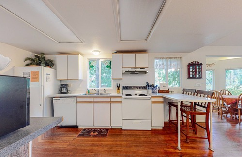 Florence Apartment | Beautiful Dog-Friendly Home on the Lake - Great Views & Private Dock