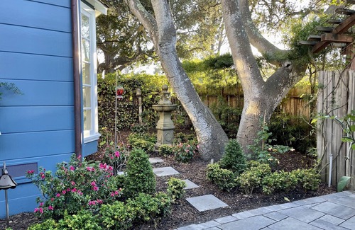 Southeast Carmel House | Beautiful Downtown Carmel”Marley Cottage” 2bd, 2ba+Den+Hot Tub! 30 day minimum.