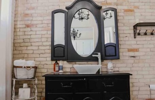 Clare Apartment | Beautiful Downtown Loft - East Suite