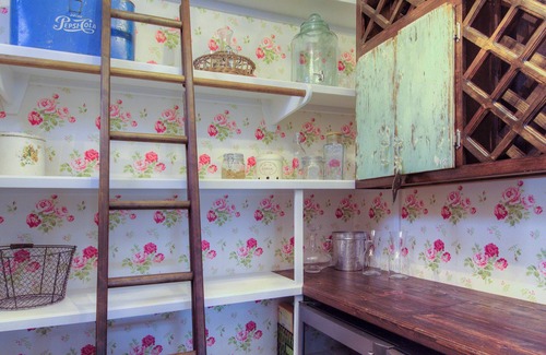St. Helena House | BEAUTIFUL DOWNTOWN SAINT HELENA FARMHOUSE