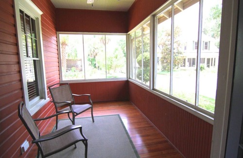 Duckpond House | Beautiful Downtown 2 BR Home w/Yard