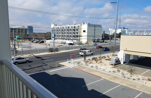 Midtown Ocean City House | Beautiful End Unit Ocean Block Townhome 300 ft From Beach