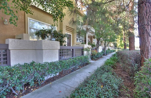 River Oaks House | Beautiful Executive Office Townhouse Next to a Quiet Walking Trail