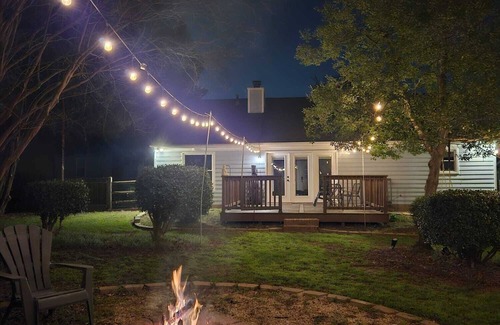 Charlotte House | Beautiful Family Friendly Home, with spacious yard, 5 min from theme park!