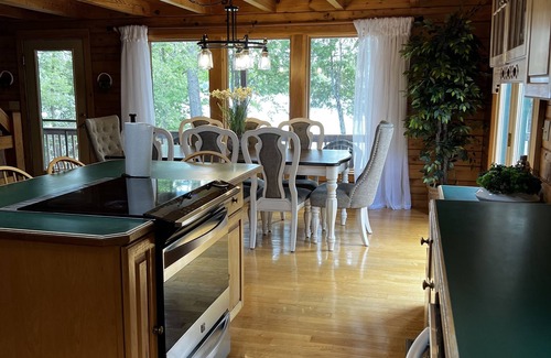 Lincoln House | Beautiful Family Getaway on Private Lakefront