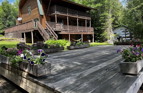 Lincoln House | Beautiful Family Getaway on Private Lakefront