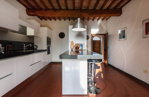 Siena House | Beautiful farmhouse nestled in very sweet hills just a few minutes from Siena
