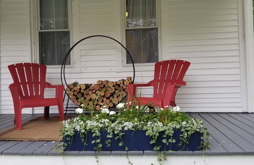 Edgecomb House | Beautiful farmhouse on the Boothbay Peninsula! Leaf peeping and Gardens Aglow!
