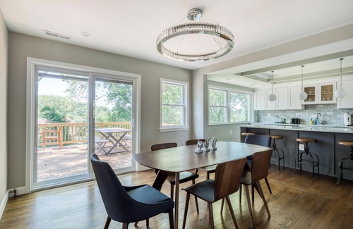 Arlington Ridge House | Beautiful Fully Renovated 3 Bedroom House 5 Mins to DC & DCA - Best Location!