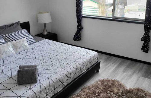 Calgary House | Beautiful Fully Renovated House Near Airport 20mins to DT!!