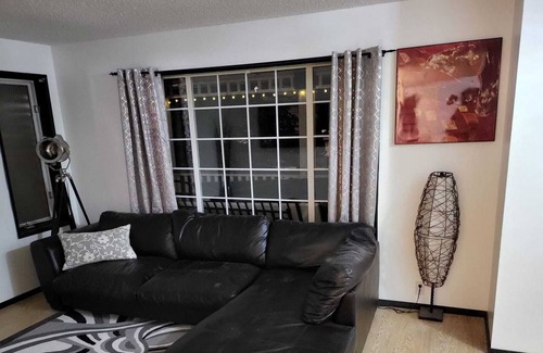 Calgary House | Beautiful Fully Renovated House Near Airport 20mins to DT!!