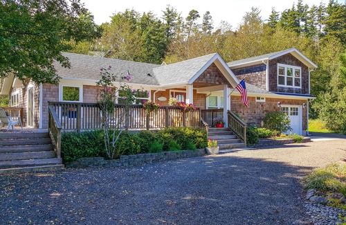 Netarts House | Beautiful Garden home by the Bay!