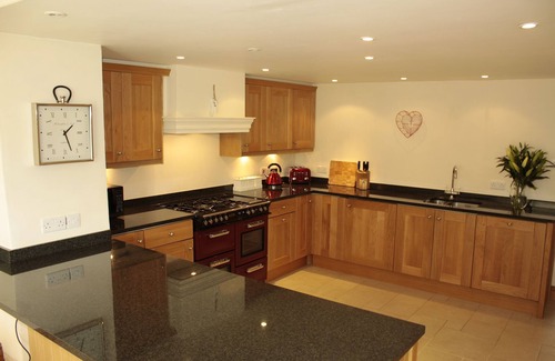 Bourton House | Beautiful 6 bedroom detached property, a flat 5 minute stroll to centre of town