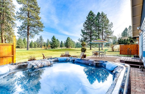 Southeast Bend House | Beautiful Golf Coursefront home with private hot tub, firepit, & great location