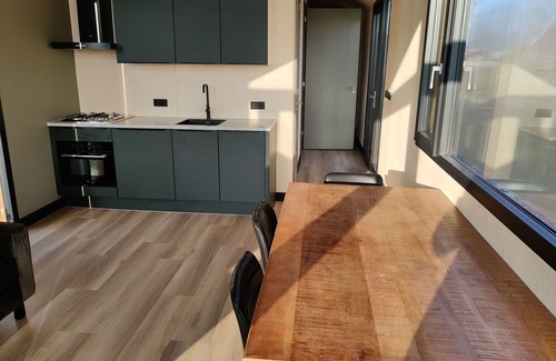 Bant House | Beautiful group accommodation with several chalets