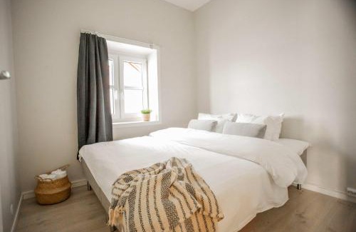 Sandviken Apartment | Beautiful Harbour Apartment With French Balcony