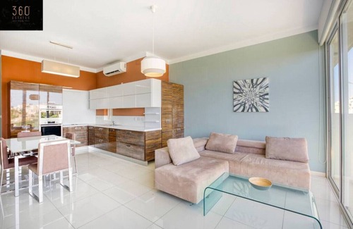 Il-Balluta Apartment | Beautiful Hill APT, with Balcony, Seaviews & WIFI