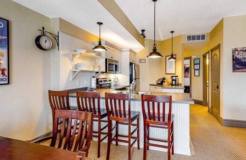 The Blue Mountains Condo | Beautiful Home w/Free WiFi, Fireplace, Private Washer/Dryer, and Shared Pool