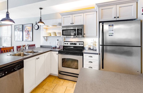 The Blue Mountains Condo | Beautiful Home w/Free WiFi, Fireplace, Private Washer/Dryer, and Shared Pool