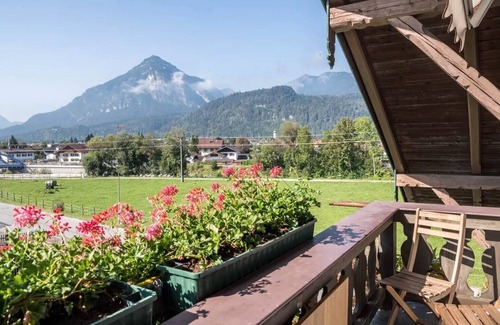 Muhldorfl Apartment | Beautiful Holiday Apartment "Zugspitzblick" with Mountain View, Wi-Fi & Balcony