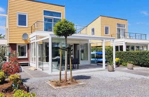 Oude-Tonge House | Beautiful holiday home with various extras such as an extended bedroom on the ground floor, veranda
