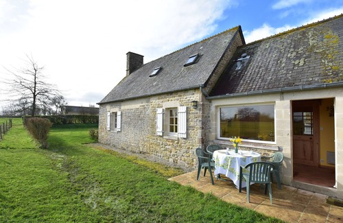 Appeville House | Beautiful Holiday Home with Courtyard in Appeville