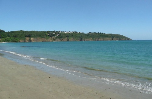 Plerin House | Beautiful holiday home in a prime location right on the coast, free Wi-Fi & garden