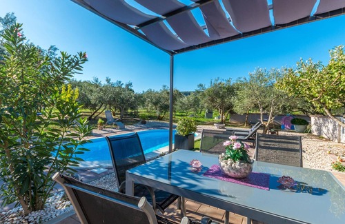 Dobropoljana House | Beautiful holiday home with enchanting garden for an unforgettable holiday near the beach.