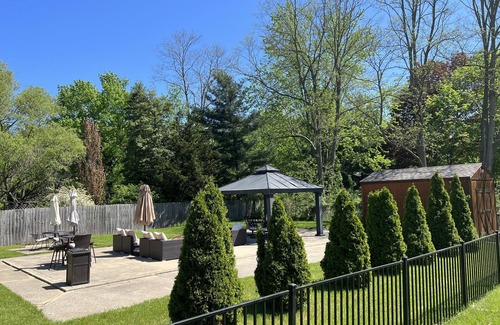 Fair Plain House | Beautiful 'Home Away From Home' mins to Lake Michigan Beaches & Golf!