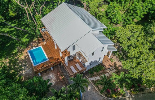 Antoneys Cay House | Beautiful home, easy 4 min walk to best of West Bay Beach